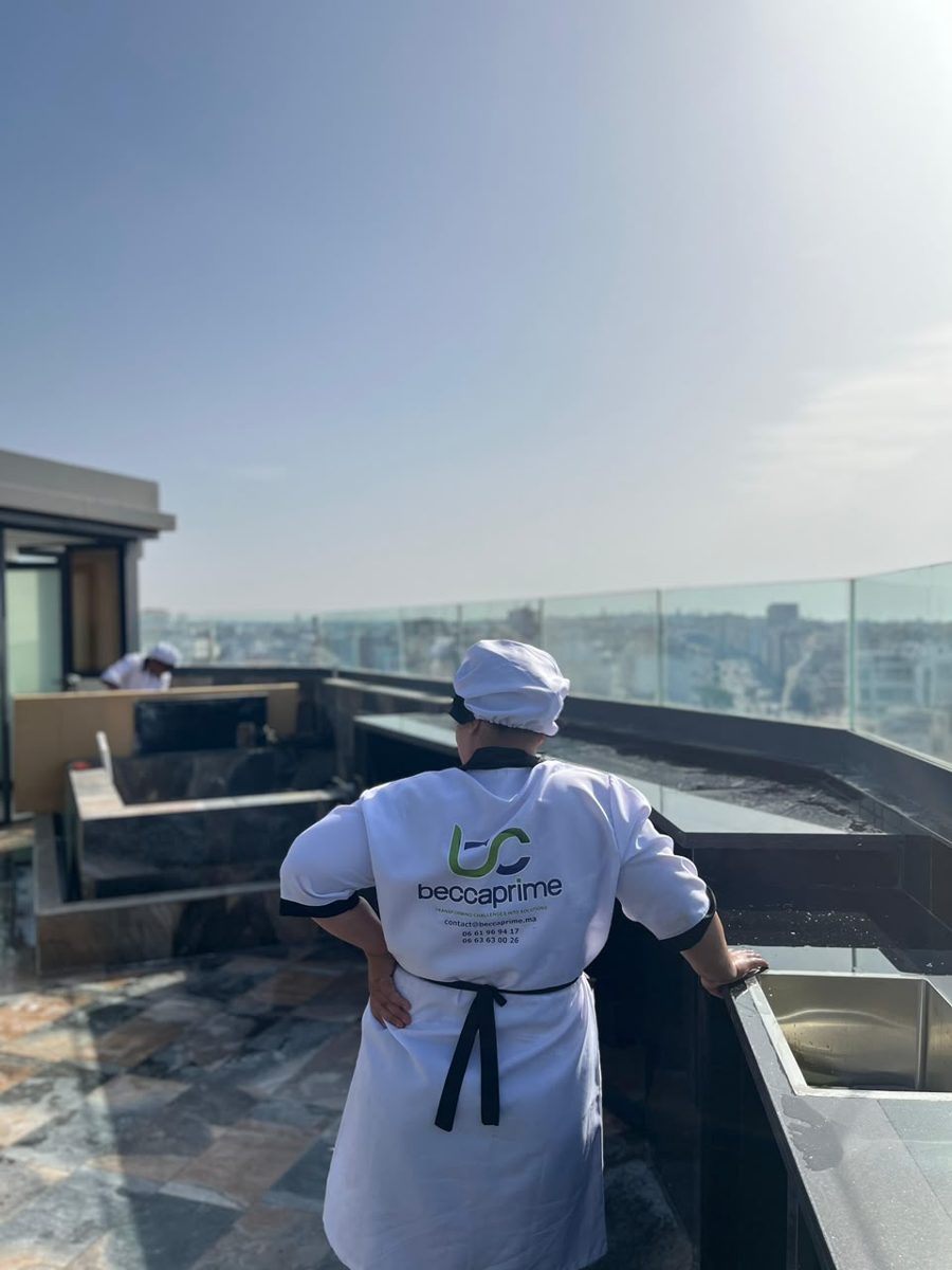 Agent Beccaprime sur une terrasse